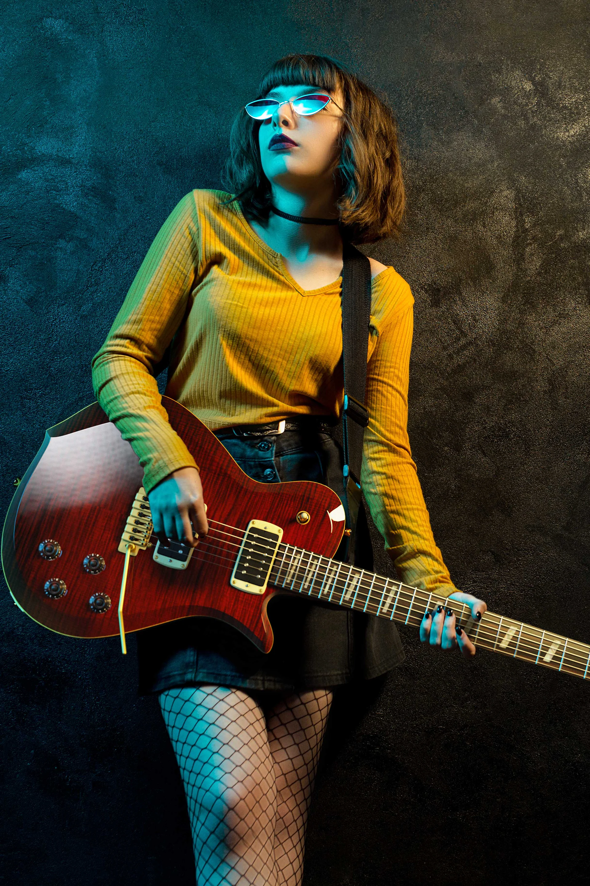 Musicista con occhiali da sole e Vincentine Red Wine su fondo verde