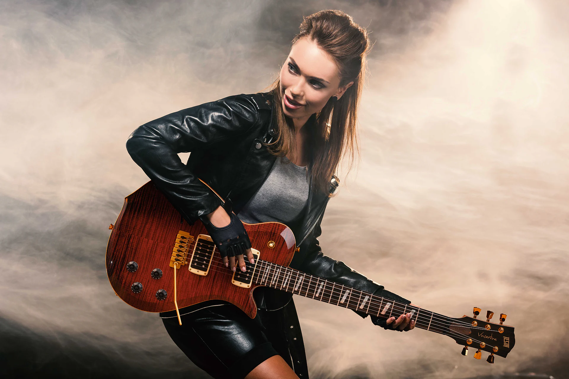 Musicista con giacca di pelle e Vincentine Red Wine nel fumo di scena